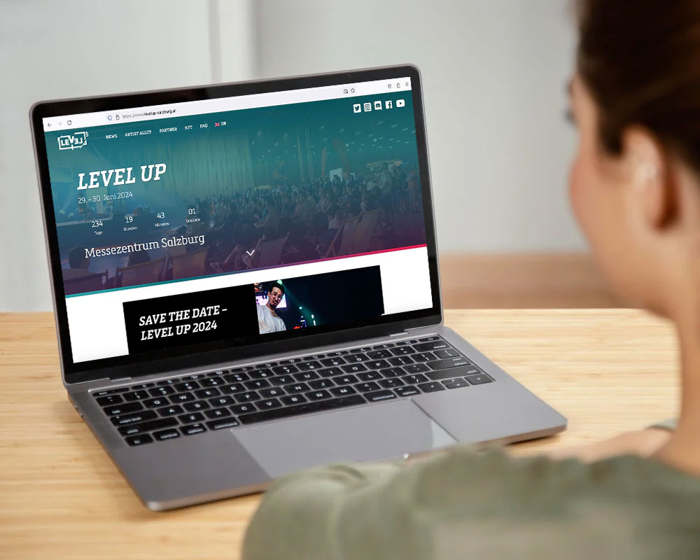 Kunde schaut auf Laptop mit Webdesign-Projekt LevelUp